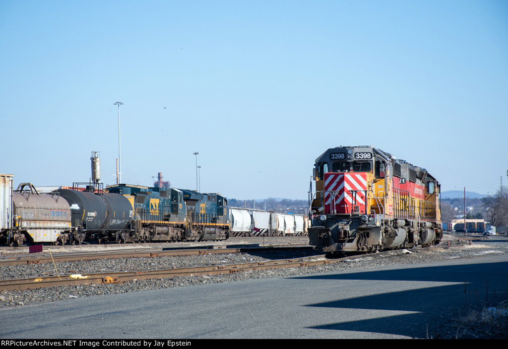 Q424 passes CSOR power as it enters the "East Yard"